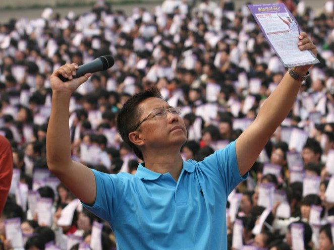 李阳被曝家暴女儿后续，李阳仍在正常开课，难道不该对其严惩吗？