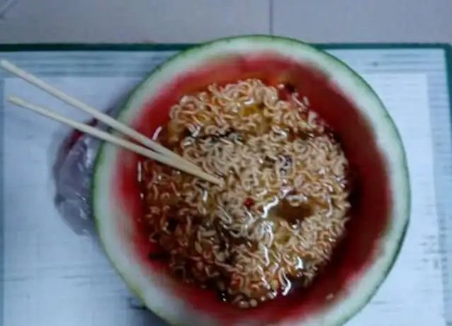 女子为不洗碗用西瓜皮装饭,吃完直接丢掉!饭的口感会有改变吗