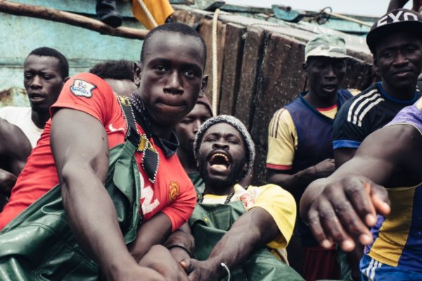 都说黑色可以吸收热量，为何处于炎热地区的非洲人仍然会被进化成黑人呢？