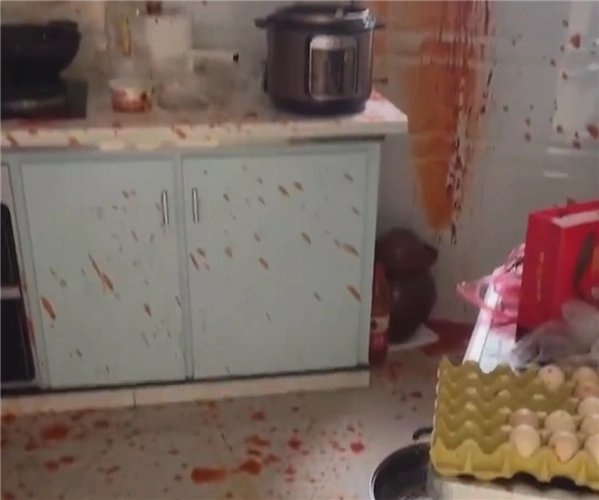 贵州女子开瓶时辣椒酱爆炸堪比案发现场，为何瓶子会突然爆炸？