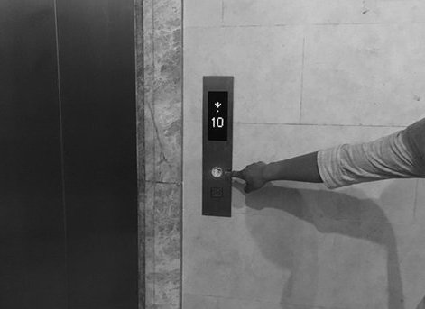 男子电梯里让路反被群殴骨折,施暴者到底为何这么做?