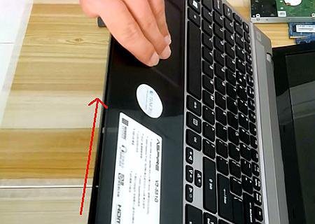 戴尔笔记本电脑电池怎么拆下来？