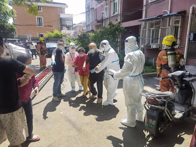 辽宁女子做核酸忘带钥匙，热心邻居用云梯送其回家，此举存在哪些安全隐患？