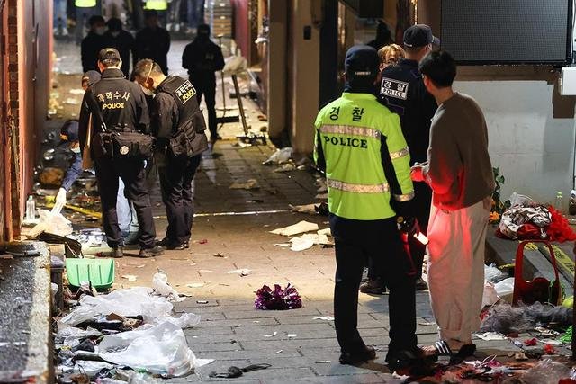 梨泰院踩踏事故幸存者公开腿部瘀伤照片，当时他承受的压力到底有多大？