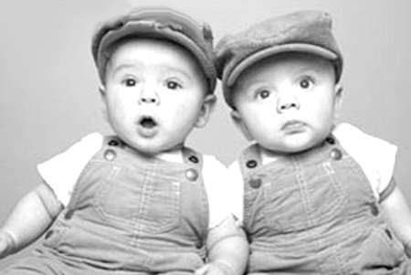 双胞胎同分数考上同校同专业，这种现象有科学依据吗？