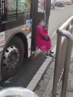 网曝一大妈北京公交车台阶上耍赖，该名大妈为何会做出这样的举动？