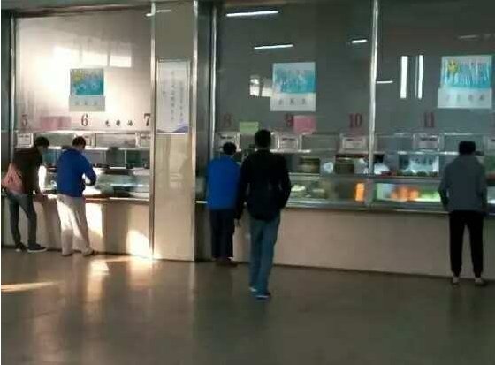 男子破解食堂饭卡之后做了什么？