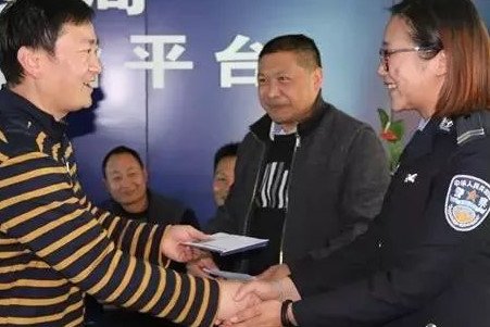 云南一男子竟被同一女子连续打劫两次，行为人是否构成抢劫罪？