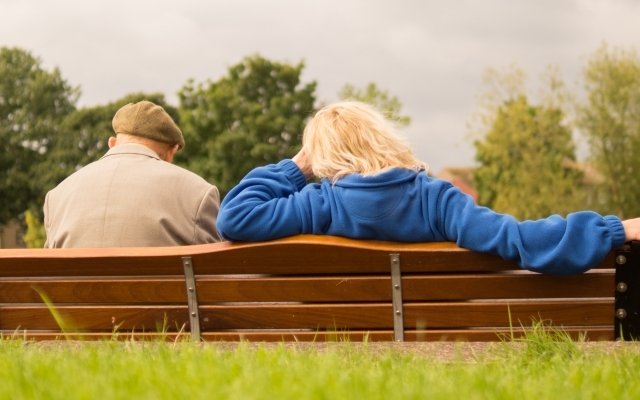 男友带他的朋友一起玩，我该怎么办？