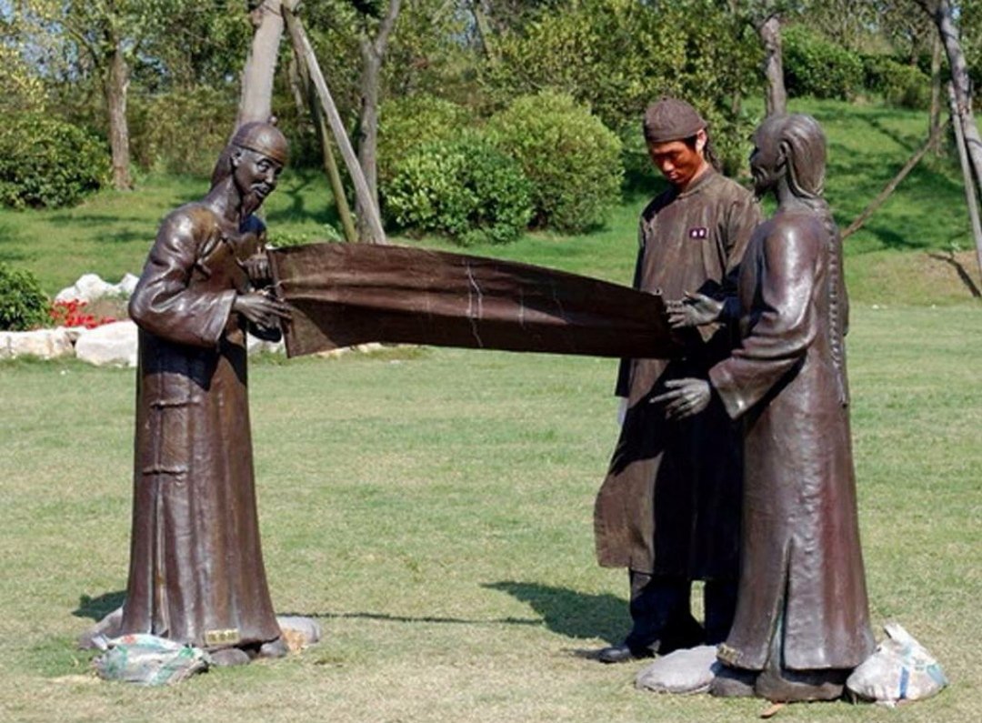 假扮铜人把执勤女警吓出表情包,这是怎么回事?