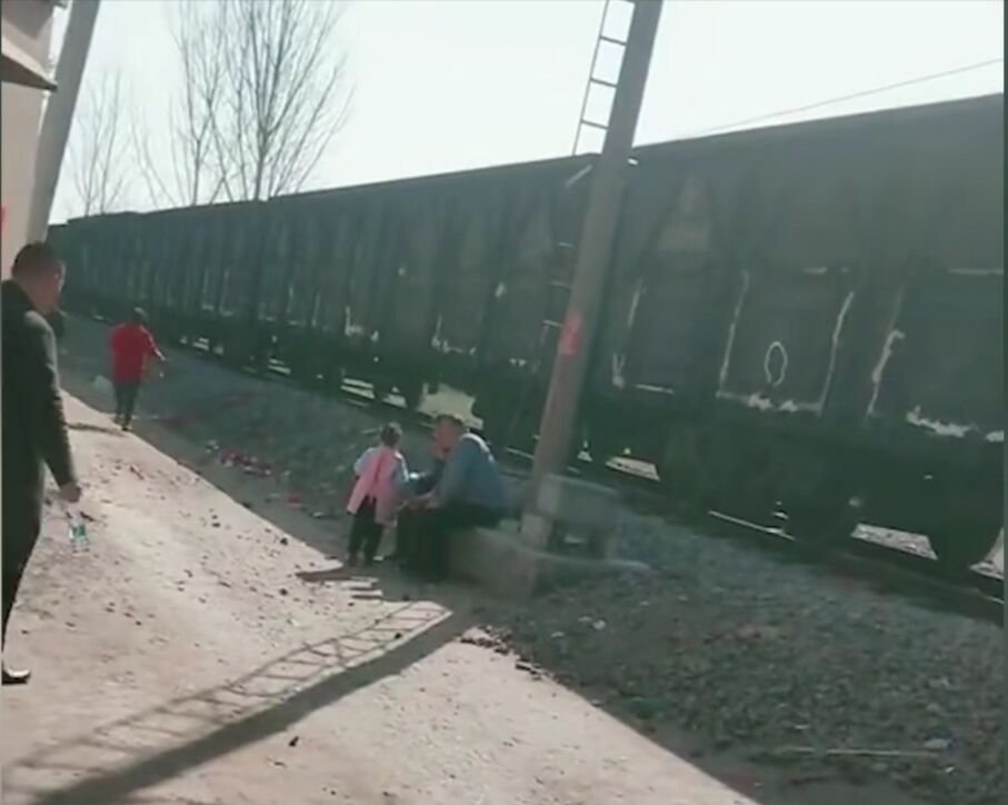 江苏一家人结婚将婚庆气球栓在铁轨上，导致火车被逼停，这些人怎么想的？