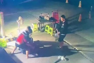 保安被陌生男锁喉，3路人上前制止，这是发生了什么呢？