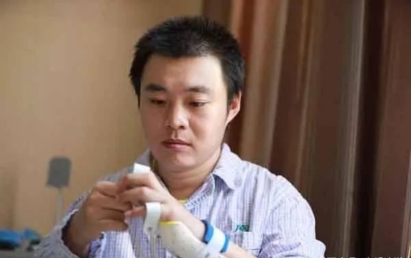 被砍伤84天的陶勇医生出院，他的职业生涯是否会因此戛然而止？