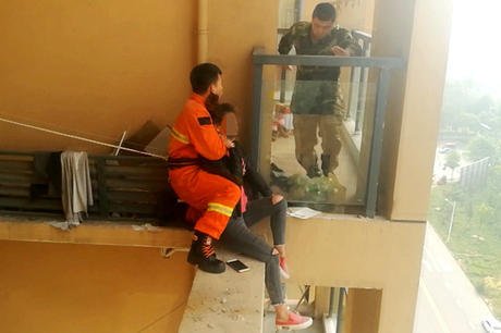 山东一美术老师用铅笔芯雕出救人坠楼瞬间，画面为何能令人泪目不已？