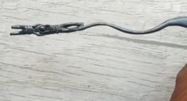 山东一美术老师用铅笔芯雕出救人坠楼瞬间，老师用此举表达了怎样的敬重？