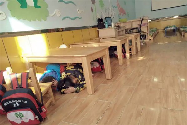 四川一市民住35楼称地震时像坐大摆锤，地震来临之际我们该怎么做？