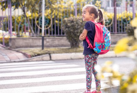 湖南16岁女学生死于学校厕所，身负两处刀伤，当地警方对此有何回应？