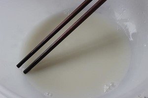 请问馒头松软和酵母的多少有关还是和和面软硬有关为什么蒸出的馒头有特别软有的一般软？