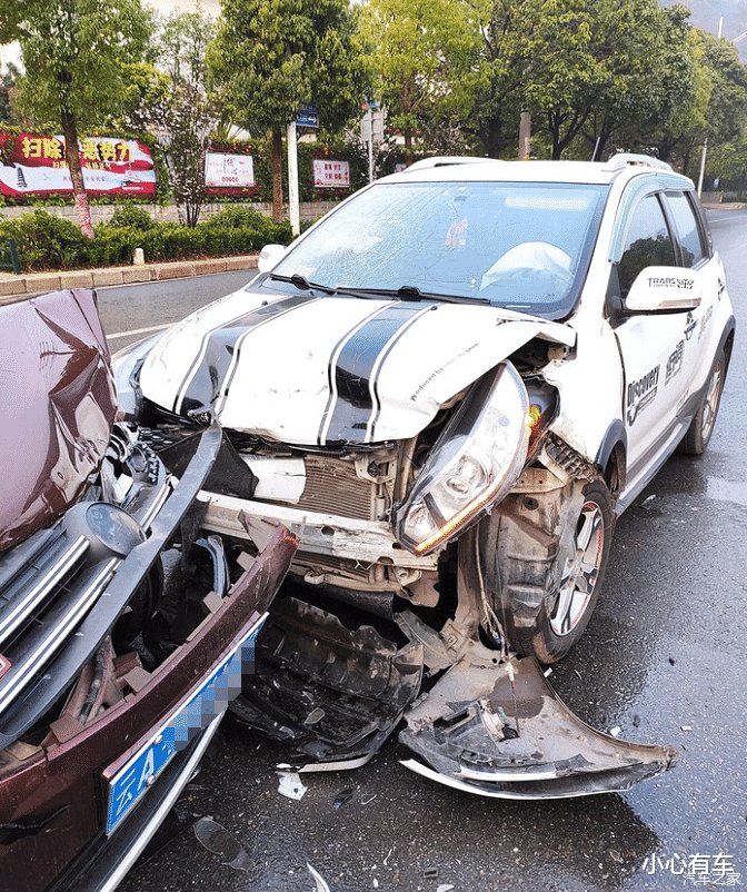 长城M4和风光370发生碰撞，看到防撞梁后，网友：又一个良心企业