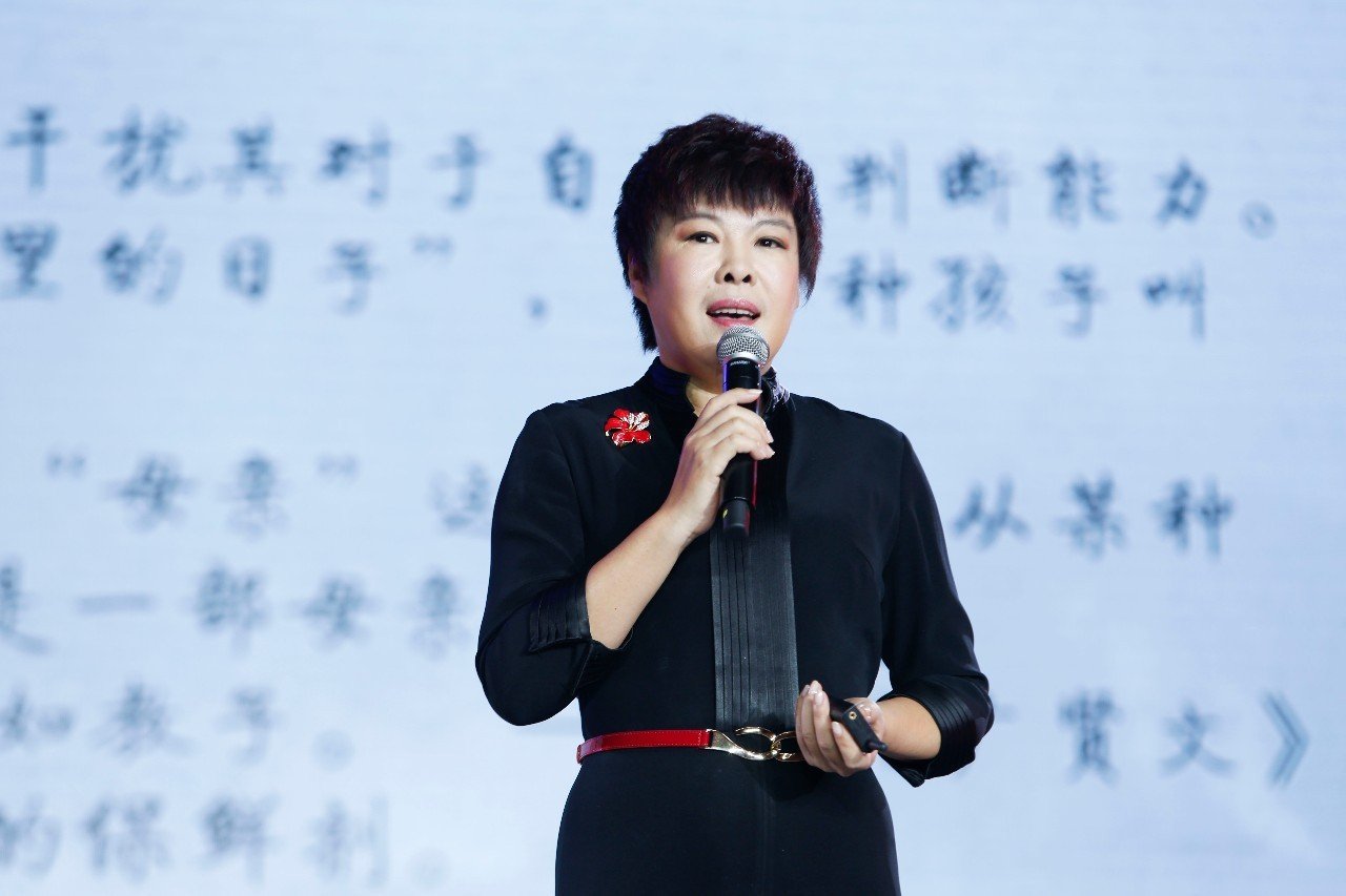 当年被北大学生轰下台的于丹：在跌落神坛的日子里，丈夫怎样做了？