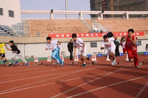 老师让女学生喝醋推迟生理期，老师这么做的原因是什么？