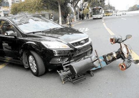 广西南宁男子驾新车撞行人致4死6伤，具体原因是怎么回事？