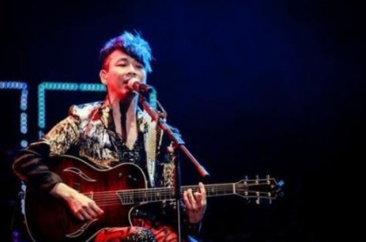 《爱我还是他》歌词是什么？