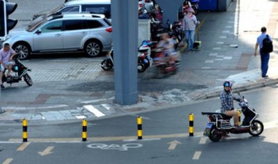 盲人走300米盲道遇30多处障碍，该如何解决这个问题?