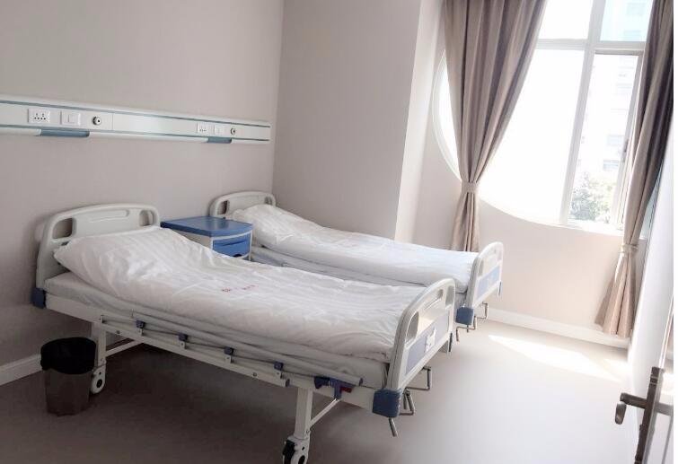 男子占用病床长达6年之久,最终被法官请走,作出此举的原因是什么?