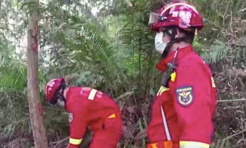 东航失事现场，救援人员每天有2个沉默时刻，他们在现场救援的压力有多大？