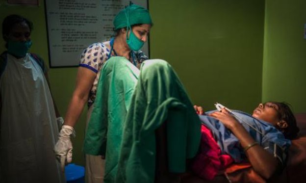 印度医生剖腹产时见胎儿不成熟，然后又缝上了，如何看待这番操作？