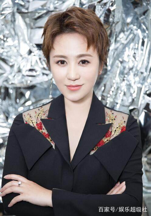 “喜剧女王”马丽给何炅送生日祝福，对何炅的称呼为何让网友不解？