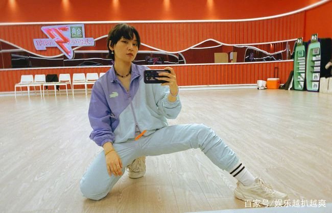 “不受欢迎”的周笔畅默默圈粉三千万，她成功的超越李宇春，你怎么看？