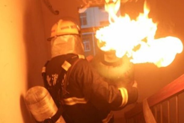 广东一母亲因儿子哭闹惊险躲过煤气罐燃爆，如何避免此类事故的发生？