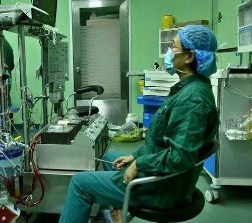 东北女子麻醉的药性还没有过去，躺在病床上就开始劝酒，她都说了什么？