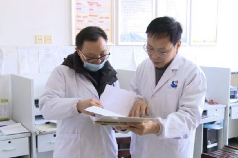 河南一男子做痔疮手术出院，朋友拉横幅迎接，横幅的内容是什么？