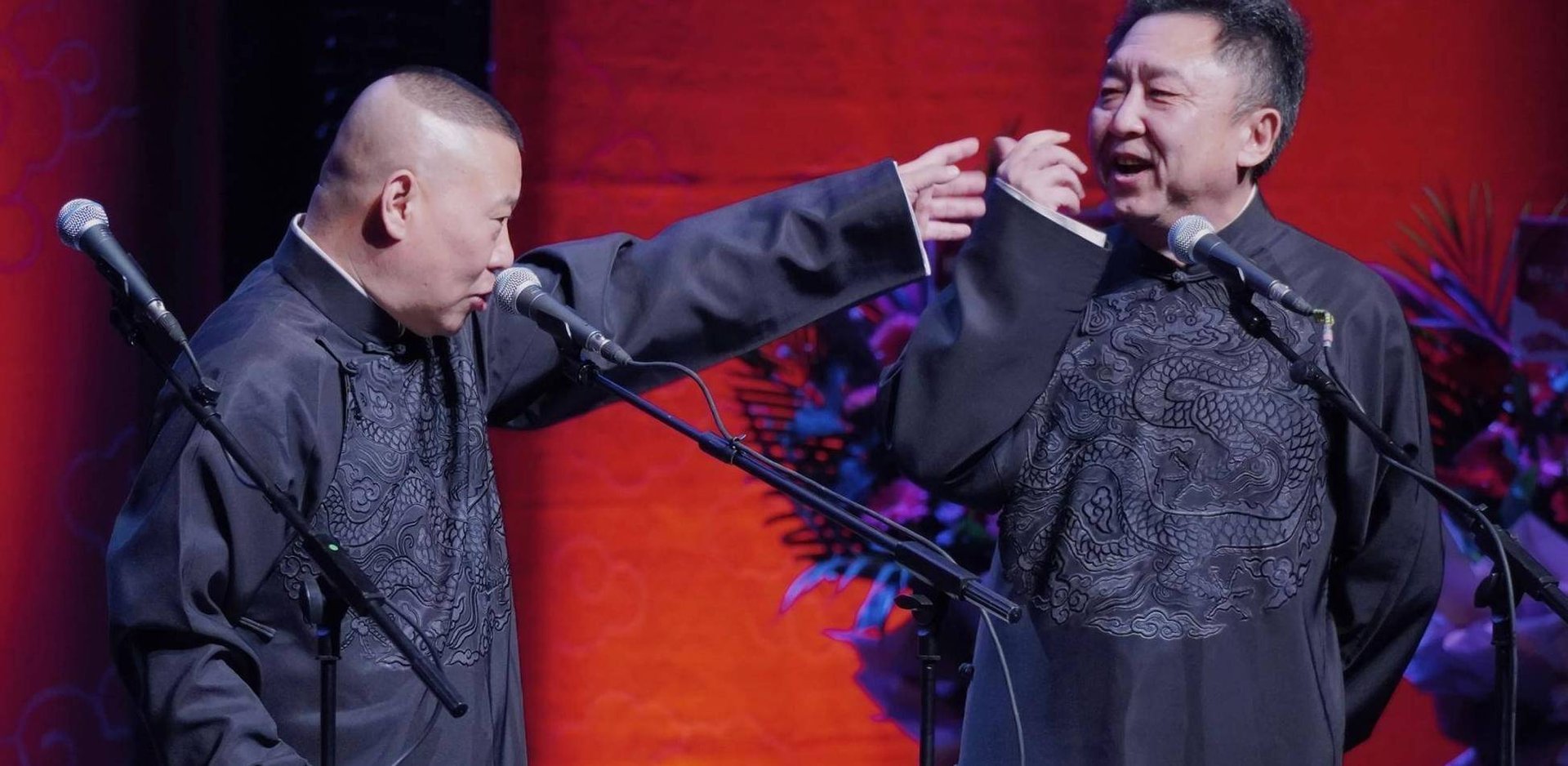 郭德纲排队做核酸被拍，他的衣着打扮有多低调？