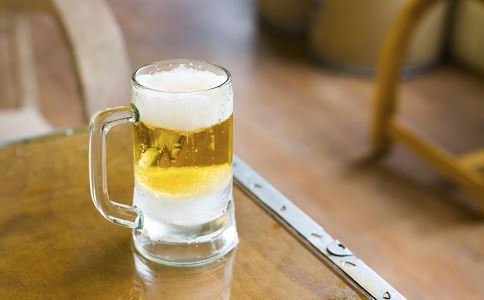 爸爸喝醉酒睡在地上，9岁萌娃改歌词“灵魂嘲讽”，到底唱了什么？