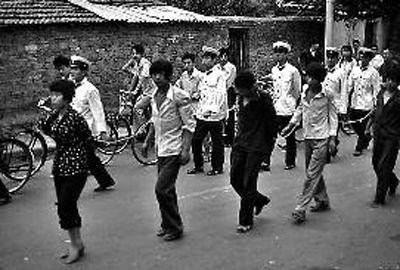 谁可以讲讲83年大逮捕的起因经过？