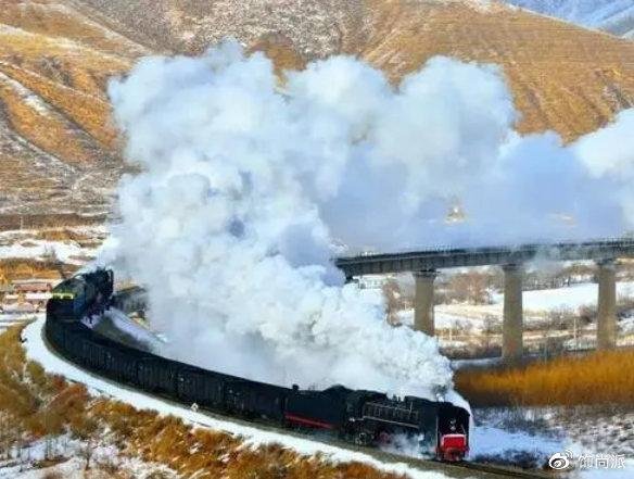 佳木斯火车驶过掀起巨大雪浪，这一幕像极了什么？