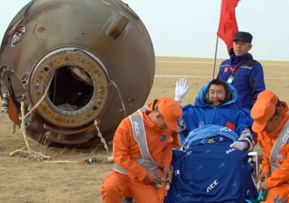 神舟十四号载人飞船返回舱呈水平状态着陆，返回舱是如何“刹车”着陆的？