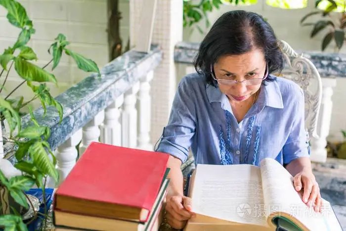 50岁被裁女空乘空窗期自学获offer！她身上有哪些可贵的品质？