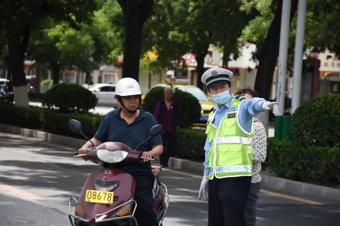 “刘邦”、“项羽”骑车未戴头盔被罚，他们的行为违反了哪些法律规定？