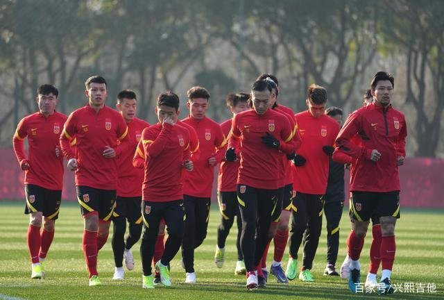 李霄鹏称国足球员值得表扬，如何评价他的执教水平？