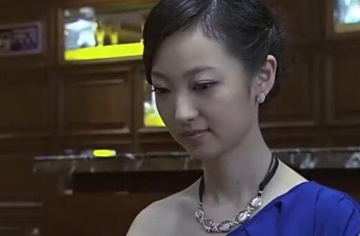 有个电视剧是讲的卖房的。里面有个叫董薇薇，剧名叫