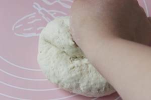 请问馒头松软和酵母的多少有关还是和和面软硬有关为什么蒸出的馒头有特别软有的一般软？