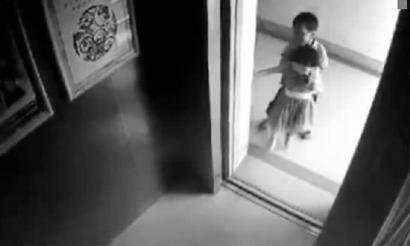 深圳男孩恶意关停电梯致女童摔倒，事发后不见踪影，为何保安却帮男孩开脱？