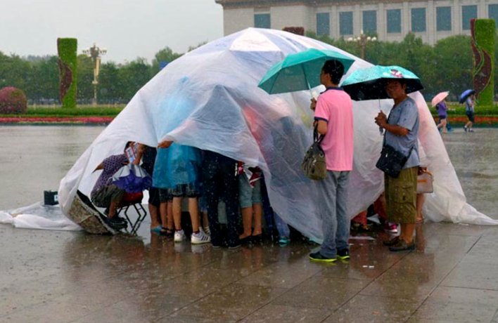 广东暴雨，女子请老人小孩进店避雨，从该名女子的举动中体现出了什么？