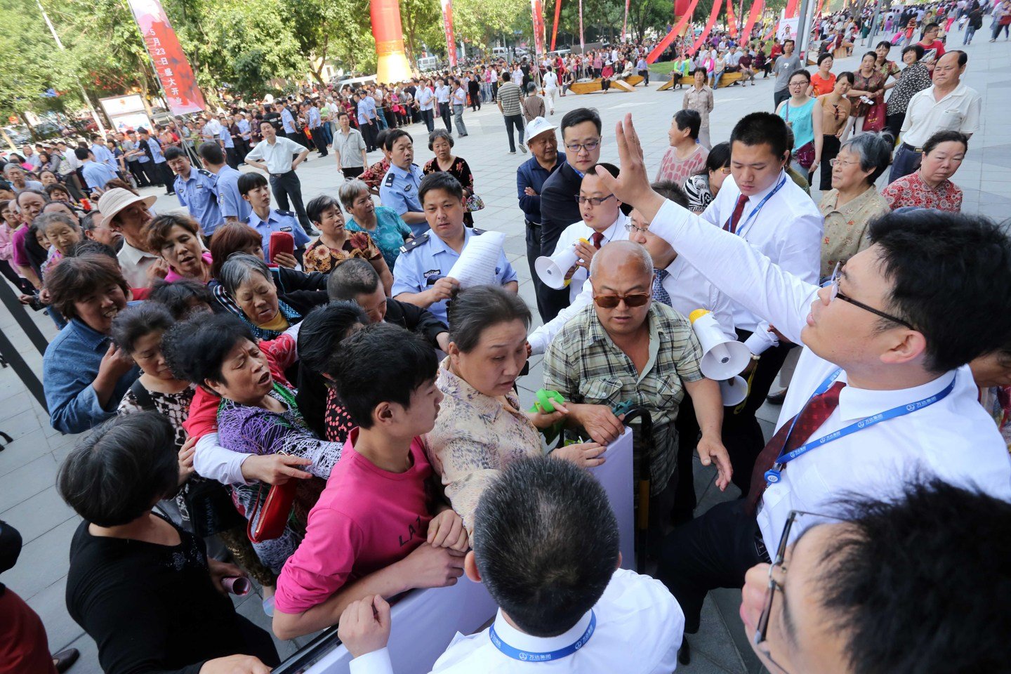 青岛市民反映空气中弥漫不明异味，官方回应此气体有害吗？