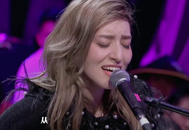 女生唱的甜甜的很轻快的歌